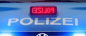 ARCHIV - Ein neues Einsatzfahrzeug der Polizei hat seine Beleuchtung für den Einsatz in Düsseldorf eingeschaltet (Foto vom 09.01.2012). Eine zentrale Stelle für alle Einkäufe der Landesregierung - vom Kugelschreiber bis zum Polizeiauto - könnte aus Sicht der FDP-Opposition in Nordrhein-Westfalen Millionen einsparen. Nach Schätzung einer von der Landtagsfraktion beauftragten Beratungsgesellschaft liegt das jährliche Einsparvolumen bei rund 230 Millionen Euro. Das Finanzministerium warnte hingegen, dass eine zu starke Zentralisierung des Einkaufs unwirtschaftlich würde. Foto: Roland Weihrauch dpa/lnw +++(c) dpa - Bildfunk+++