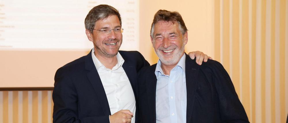 Jann Jakobs (r.) freut sich gemeinsam mit OB-Kandidat Mike Schubert über dessen Abschneiden bei der Wahl.