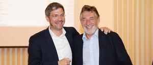 Jann Jakobs (r.) freut sich gemeinsam mit OB-Kandidat Mike Schubert über dessen Abschneiden bei der Wahl.