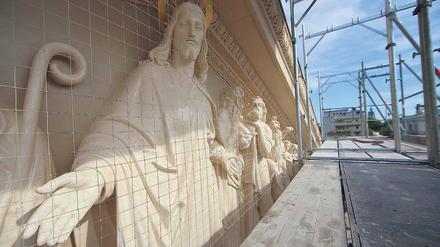 Der Jesus vom Alten Markt. Drei Meter hoch ist der Jesus im Zentrum des rekonstruierten Figurenreliefs.