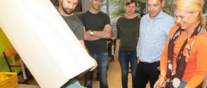 Stimmen zählen. Wahlhelfer in der Voltaireschule.