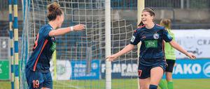 Erleichterung im Dauerregen. Nach dem Dämpfer am ersten Spieltag gegen Hoffenheim löste Turbine die Anspannung vor heimischer Kulisse gegen den SC Sand. Sarah Zadrazil (r.) schoss das 1:0 und jubelte anschließend mit Felicitas Rauch. 