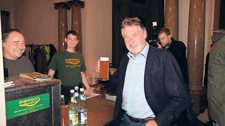 Abschiedsdrink. Noch-OB Jakobs gönnt sich ein Bier zum Wahlabend.