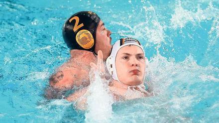 Schwere Brocken. Auf diese müssen sich die OSC-Wasserballer wie Max Kössler (r.) einstellen, wenn sie in der Champions League antreten.