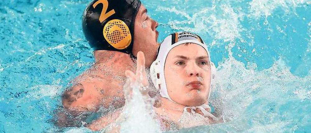 Schwere Brocken. Auf diese müssen sich die OSC-Wasserballer wie Max Kössler (r.) einstellen, wenn sie in der Champions League antreten.