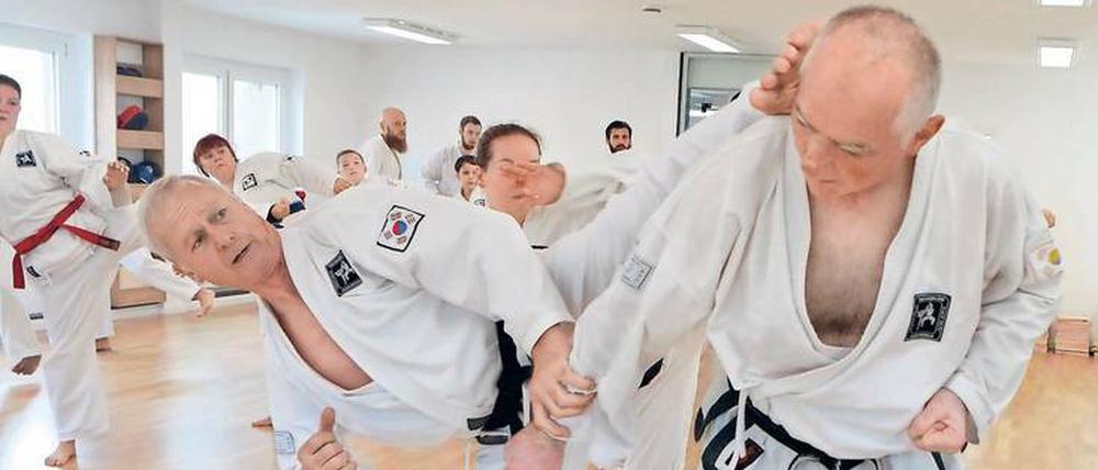 Dynamisch. Beim Taekwondo werden auch hohe Kicks trainiert.