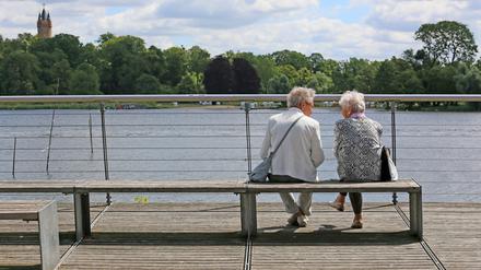 Senioren auf einer Bank am HOT in Potsdam.