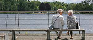 Senioren auf einer Bank am HOT in Potsdam.