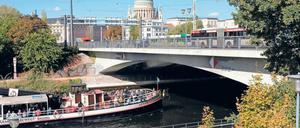 In die Jahre gekommen: Die Lange Brücke wird durch einen Neubau ersetzt.