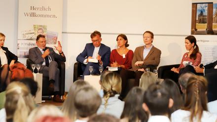 Glaubensfragen. Diskussion mit den Buchherausgebern von der Uni Potsdam und den PNN sowie Oberbürgermeister Jann Jakobs (2.v.l.).