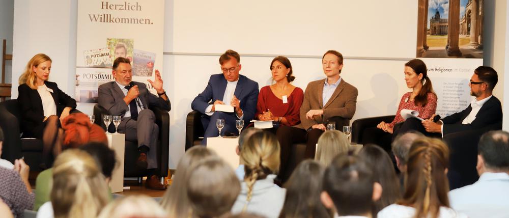 Glaubensfragen. Diskussion mit den Buchherausgebern von der Uni Potsdam und den PNN sowie Oberbürgermeister Jann Jakobs (2.v.l.).