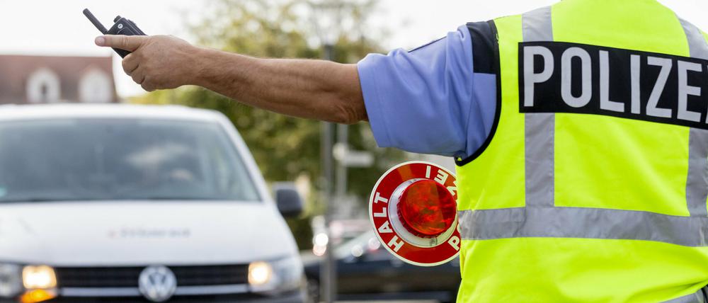 Bei der sogenannten Schleierfahndung dürfen Autofahrer auch verdachtsunabhängig zur Kriminalitätsbekämpfung angehalten werden.