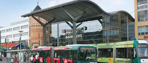 Der Haupteingang in den Potsdamer Bahnhof ist derzeit gesperrt