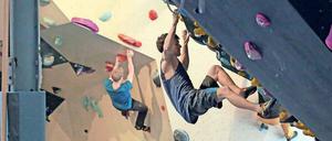 Sportliche Herausforderungen. Den richtigen Weg zu finden, ist eine der Aufgaben beim Bouldern.