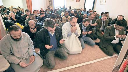 Der Potsdamer Verein der Muslime nutzt Räume in der Straße Am Kanal als Moschee - hier im Jahr 2015 war Oberbürgermeister Jann Jakobs (2.v.r.) zu Gast.