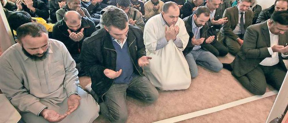 Der Potsdamer Verein der Muslime nutzt Räume in der Straße Am Kanal als Moschee - hier im Jahr 2015 war Oberbürgermeister Jann Jakobs (2.v.r.) zu Gast.