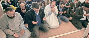 Der Potsdamer Verein der Muslime nutzt Räume in der Straße Am Kanal als Moschee - hier im Jahr 2015 war Oberbürgermeister Jann Jakobs (2.v.r.) zu Gast.