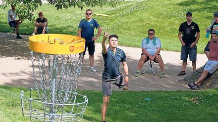 Im Visier. Beim Discgolf müssen Frisbees in Metallkörbe geworfen werden.