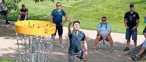 Im Visier. Beim Discgolf müssen Frisbees in Metallkörbe geworfen werden.
