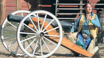 Der Kulturvermittler. Kendall Old Elk kommt ursprünglich aus Montana und gehört zum Stamm der Apsaalooké, der frei auf deutsch übersetzt „Krähe“ bedeutet. Mit seiner Familie lebt er inzwischen in Templin und arbeitet im Eldorado. 