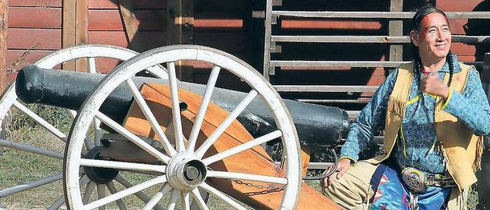 Der Kulturvermittler. Kendall Old Elk kommt ursprünglich aus Montana und gehört zum Stamm der Apsaalooké, der frei auf deutsch übersetzt „Krähe“ bedeutet. Mit seiner Familie lebt er inzwischen in Templin und arbeitet im Eldorado. 