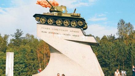 Gesichert. Der Panzer auf dem Bild ist inzwischen einer pinken Schneefräse gewichen. Auch hier mischte der Heimatverein mit und drängte darauf, dass Kleinmachnow das Grundstück per Kauf sicherte. Das Foto ist 1990 entstanden, drei Jahre vor der Gründung des Heimatvereins.