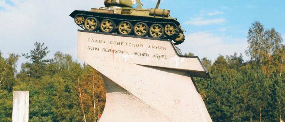 Gesichert. Der Panzer auf dem Bild ist inzwischen einer pinken Schneefräse gewichen. Auch hier mischte der Heimatverein mit und drängte darauf, dass Kleinmachnow das Grundstück per Kauf sicherte. Das Foto ist 1990 entstanden, drei Jahre vor der Gründung des Heimatvereins.