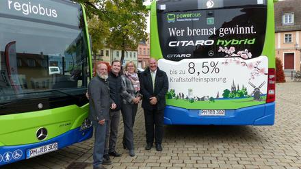 Lächeln vor Hybrid. Bei einer Pressevorstellung wurden am Donnerstag die neuen Hybridbusse gezeigt und deren Technik erklärt. Zu dem Termin kamen neben Landrat Wolfgang Blasig (SPD), auch Werders Rathausspitze Christian Große und Manuela Saß (beide CDU) sowie regiobus-Chef Hans-Jürgen Hennig (v. l. n. r.). 