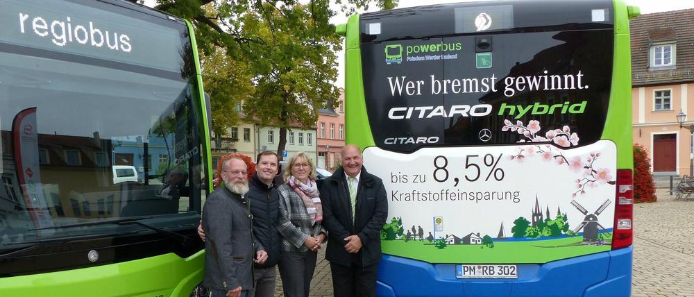 Lächeln vor Hybrid. Bei einer Pressevorstellung wurden am Donnerstag die neuen Hybridbusse gezeigt und deren Technik erklärt. Zu dem Termin kamen neben Landrat Wolfgang Blasig (SPD), auch Werders Rathausspitze Christian Große und Manuela Saß (beide CDU) sowie regiobus-Chef Hans-Jürgen Hennig (v. l. n. r.).