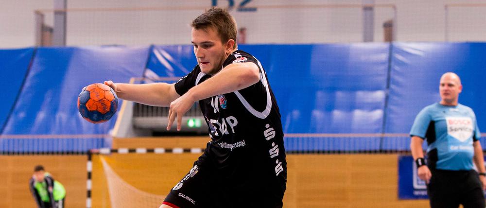 Kapitän der Adler. Yannik Münchberger ist beim VfL Potsdam Regisseur im Rückraum. Der 21-Jährige ist „heiß“ auf das Derby gegen Oranienburg, verbindet mit dem Brandenburg-Kracher jedoch auch den niederschmetterndsten Moment seiner Karriere.