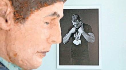 Der Fotograf Michael Lüder zeigt Potsdamer Männer, etwa den Kanuten Sebastian Brendel, Ulf Schüler zeigt Plastiken.