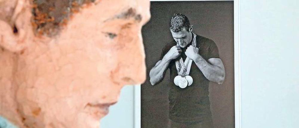 Der Fotograf Michael Lüder zeigt Potsdamer Männer, etwa den Kanuten Sebastian Brendel, Ulf Schüler zeigt Plastiken.