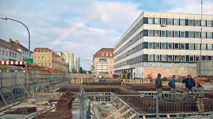 Der nächste Schritt. Am Donnerstag haben die Bauarbeiten für die Bodenplatte des Garnisonkirchenturms begonnen. Günstige Witterung vorausgesetzt sollen sie bis Mitte November abgeschlossen sein.