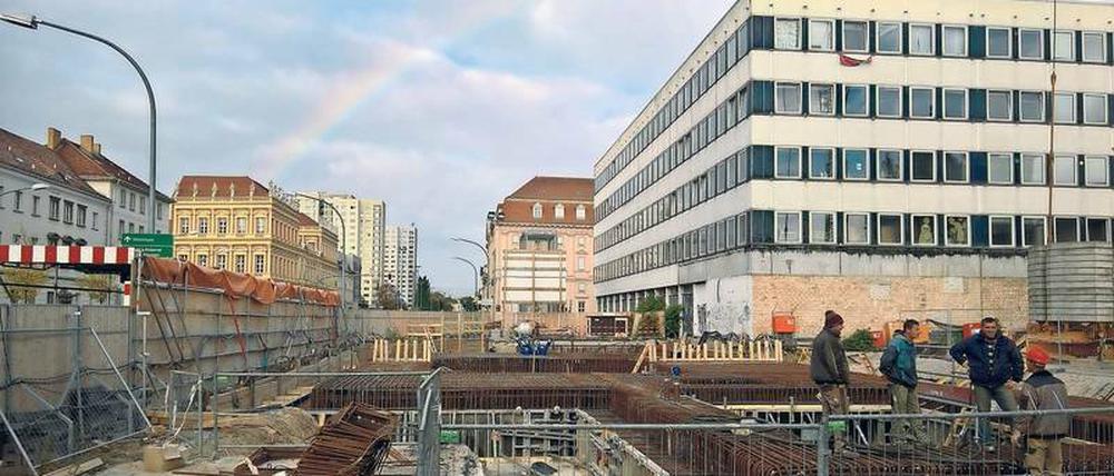 Der nächste Schritt. Am Donnerstag haben die Bauarbeiten für die Bodenplatte des Garnisonkirchenturms begonnen. Günstige Witterung vorausgesetzt sollen sie bis Mitte November abgeschlossen sein. 