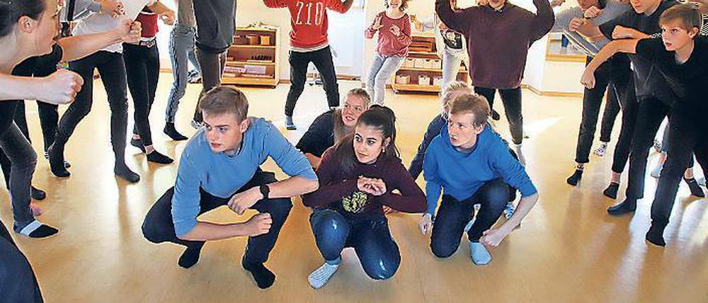 Theater. Schüler der Montessori-Oberschule bei der Probe.