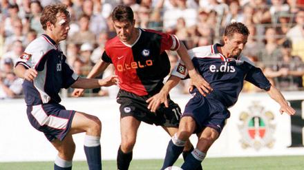 Damals wie heute am Ball. Björn Laars (l.) und sein damaliger Babelsberger Mitspieler Mentor Miftari (r.) gegen den einstigen Hertha-Torjäger Preetz. Laars und Preetz leiten inzwischen die Geschicke ihres Klubs als Vereinsfunktionäre. 