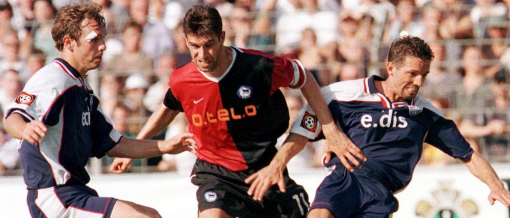 Damals wie heute am Ball. Björn Laars (l.) und sein damaliger Babelsberger Mitspieler Mentor Miftari (r.) gegen den einstigen Hertha-Torjäger Preetz. Laars und Preetz leiten inzwischen die Geschicke ihres Klubs als Vereinsfunktionäre. 