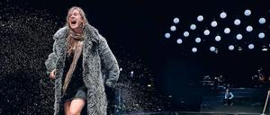 Malte Kreutzfeldt inszeniert „Der gute Mensch von Sezuan“ mit Alina Wolff als Shen Te atmosphärisch mit Jazzband. 