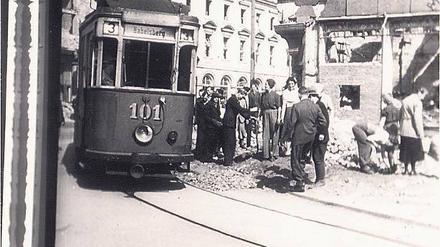 Stadt in Trümmern. Aufräumarbeiten im Jahre 1945 in Potsdam. 
