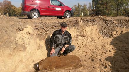 Mike Schwitzke mit der entschärften Bombe am ehemaligen Tramdepot.