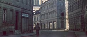 Historisches Potsdam im Jahr 1912: Blick in die Schwertfegerstraße, wo im Haus Nr. 10 am 10. Oktober 1898 die Geschichte der IHK Potsdam begann.Die quer verlaufende Hohewegstraße heißt heute Friedrich-Ebert-Straße. Das gesamte Viertel bis hin zur Nikolaikirche (Hintergrund) wurde nach 1945 völlig umgestaltet. Einzig das Haus links vorn an der Ecke erinnert heute noch an das einstige „Achteckenhaus“, das durch die Kreuzung und die abgestumpften Hausecken mit Eingängen seinen eigenwilligen Namen erhielt. (Achtung, stark eingeschränkte Veröffentlichungsrechte!)