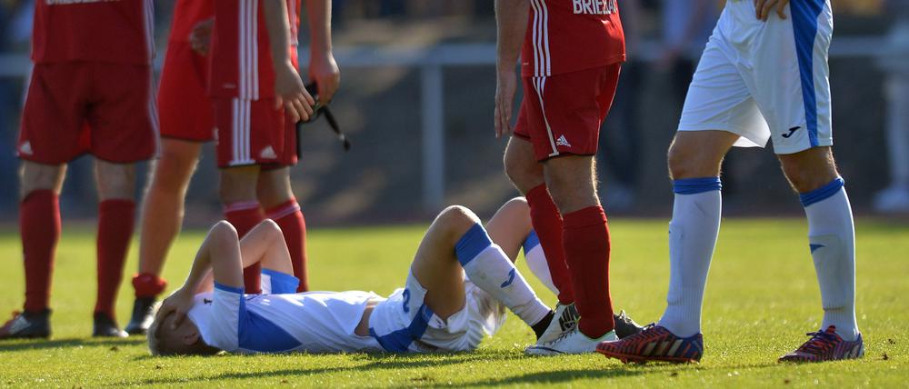 Am Boden. Trotz Überlegenheit verloren die RSV-Kicker gegen den Favoriten aus Brieselang und waren nach Abpfiff entsprechend niedergeschlagen.