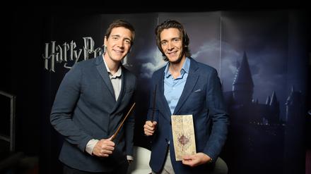 Missetat begangen: Oliver und James Phelps (v.l.) im Fernsehstudio 1 des Filmpark Babelsberg. 
