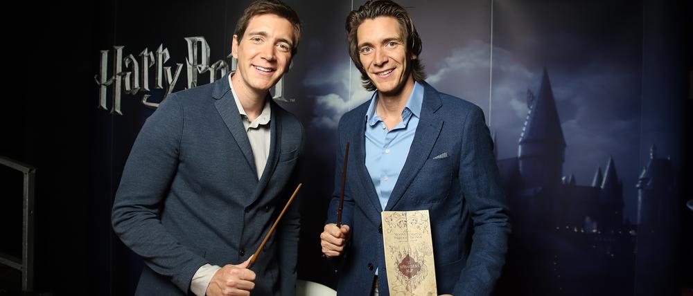Missetat begangen: Oliver und James Phelps (v.l.) im Fernsehstudio 1 des Filmpark Babelsberg. 