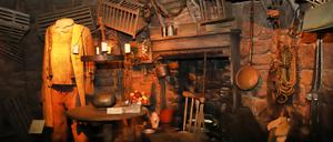 Beim Wildhüter. Die Hütte von Rubeus Hagrid ist in der Ausstellung detailgetreu nachempfunden. Darin können Besucher sein Kostüm betrachten, und in seinem großen Sessel Platz nehmen.