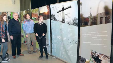 Gegen das Vergessen. Zeitzeuge Armin Lufer schaut sich mit Schülern in der Aula des Evangelischen Gymnasiums Hermannswerder die Wanderausstellung an.