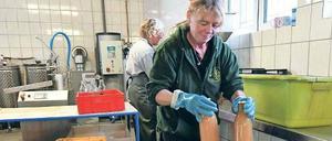 Saftig. Angelika Thierschmann stellt fertige Saftflaschen in Kisten.