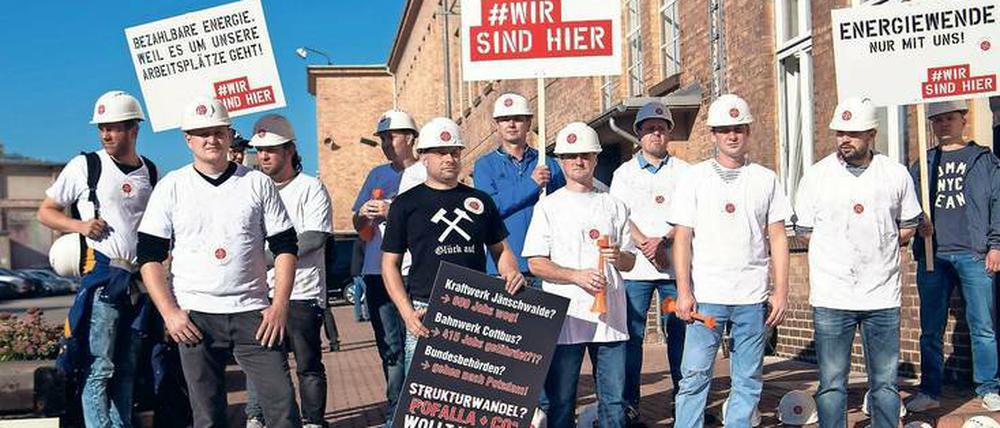 Protest der Kohlekumpel. Demonstranten stehen am Donnerstag vor der Sitzung der Kohlekommission am Eingang zum Sitzungsraum in Weißwasser. Sie fürchten um ihre Arbeitsplätze in der ländlichen Region. Die Kommission soll Vorschläge zum Ausstieg aus der Braunkohleverstromung in der Lausitz vorlegen. Foto: Monika Skolimowska/dpa