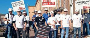 Protest der Kohlekumpel. Demonstranten stehen am Donnerstag vor der Sitzung der Kohlekommission am Eingang zum Sitzungsraum in Weißwasser. Sie fürchten um ihre Arbeitsplätze in der ländlichen Region. Die Kommission soll Vorschläge zum Ausstieg aus der Braunkohleverstromung in der Lausitz vorlegen. Foto: Monika Skolimowska/dpa