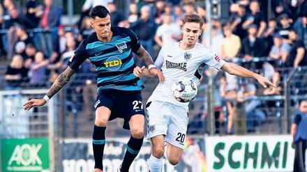 Doppelter Torschütze. Davie Selke von Hertha BSC (l.), der sich unter anderem gegen den Babelsbergs Ex-Herthaner Farid Abderrahmane durchsetzen musste, traf im „Karli“ gleich zwei Mal für die Gäste aus Berlin.